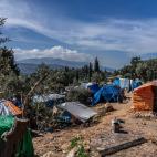 Si no tienen acceso al campamento formal, deben buscarse la vida con tiendas de campaña y carpas de plástico. No hay acceso a baños, duchas o agua corriente. Las mantas son escasas. La zona está cubierta de basura y excremento humano. En Vathy.