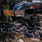Mantenerse limpio es una batalla constante entre los matorrales, al borde del campamento de Vathy. La sarna abunda y los hombres, mujeres y niños que viven allí a menudo no tienen más que el agua sucia de un pozo viejo para lavar sus ropas y ...