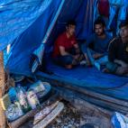 Mansoor (centro) tiene 21 años y es de Afganistán. En los últimos meses, su hogar ha sido esta carpa, que comparte junto a sus dos amigos, en Vathy en Samos.