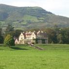 Fue construido en el año 1840 y es de estilo neoclásico. Famoso porque en él se rodaron los exteriores de la famosa película de Alejandro Amenábar Los Otros, protagonizada por Nicole Kidman, este palacio se ha convertido posiblemente en uno...