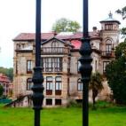 ¿Te suena? Es la casa de El Orfanato, de Juan Antonio Bayona, una de las películas de terror españolas más taquilleras de los últimos años. El caserón es un claro ejemplo de arquitectura indiana y, gracias a la película, se ha convertido...