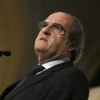 Como Zidane, Figo, Beckham o Ronaldo para Florentino, Ángel Gabilondo es la niña bonita, el sueño de Pedro Sánchez. Este no tiene un yate para convencerle en aguas de Ibiza, pero sabe es el jugador clave para ganar su Champions municipal des...