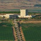 Esta finca ubicada en el Municipio de Ablitas, en el límite sur de la Comunidad foral y en la zona central del valle del Ebro, cuenta con un viñedo de 136,7 hectáreas, la bodega, el hotel-chateau y el restaurante Pago de Cirsus. Entre las var...