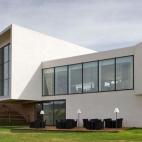 Este edificio vanguardista, de color blanco y con cristaleras, fue uno de los primeros hoteles de esta comunidad en ofrecer enoturismo, alojamiento en hotel y tratamientos de spa. Ofrece packs románticos, escapadas express, packs para ejecutivo...