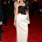 Vestido de Maison Martin Margiela y joyas de Fred Leighton