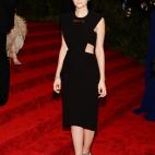 De Balenciaga, con joyas de Tiffany & Co.