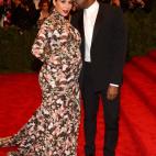 Presumir de curvas de embarazo es el nuevo hobby de esta socialité. Lo de las flores no pega mucho con el concepto punk de la noche pero, más allá de eso, consigue un efecto óptico que casi marea.