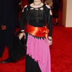 No hay duda de que esta diseñadora tiene estilo propio. Esta vez parece que fue recogiendo restos de telas en su estudio hasta crearse un vestido con todo lo que encontraba.