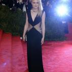 De todos los detalles extravagantes que uno se puede esperar en una alfombra roja con temática punk, las alas de su vestido casi parecen manos de un esqueleto agarrándola por detrás.