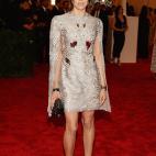 La actriz parece haber perdido sus brazos más allá de las mangas del vestido.