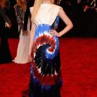 La joven actriz parece que fue asaltada por un niño con rotuladores. actress looks like a preschooler got hold of her dress with a pack of magic markers. El 'Tie-dye' pega más para un campamento de verano que para una alfombra roja.