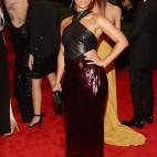 Mezcla en su vestido materiales que parecen estar peleándose entre sí por llamar la atención.