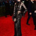 Lista para un 'sideboob'. Ese escote parece pensado para distraer la atención de su nuevo peinado de rubia.