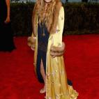 En su línea... Un albornoz para ir a una alfombra roja, la típica ideaca de las gemelas Olsen. Y con adornos de piel.