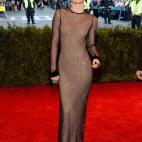 Una red de ir a por peces nunca es recomendable para una alfombra roja... Al menos la actriz y cantante lleva un forro debajo del vestido: podría ser peor.