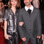 El look pijamero de ella es matador.