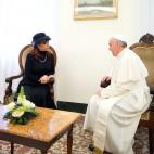 La presidenta Cristina Fernández, de Argentina, conversa con el papa Francisco en el Vaticano, el lunes 18 de marzo de 2013. Antes de convertirse en papa, éste fue arzobispo de Buenos Aires. (AP Foto/L'Osservatore Romano)