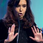 Archivo - Foto de archivo, 30 de septiembre de 2013, de la presidenta argentina Cristina Fernández en una ceremonia en Buenos Aires. Fernández cumple un mes de reposo ordenado por los médicos al detectar sangre en su cráneo como consecuencia...