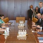 En esta foto provista por la ONU, el secretario general de la ONU Ban Ki-moon, segundo de la izquierda, habla con la presidenta argentina Cristina Fernández, segunda de la derecha, antes de una reunión en la sede de la ONU, lunes 5 de agosto d...