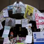 Carteles y estatuas se exhiben en las afueras del hospital Favalora, en Buenos Aires el martes 8 de octubre de 2013. Los objetos fueron puestos allí por partidarios de la presidente de Argentina, Cristina Fernández, quien fue sometida a una ci...
