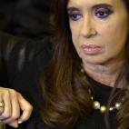 En esta fotografía de archivo del 12 de julio de 2013, la presidenta argentina Cristina Fernández participa en la cumbre del Mercosur en Montevideo, Uruguay. El reportaje de un periodista que vincula a Fernández con una supuesta operación de...