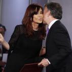 El presidente de Colombia, Juan Manuel Santos, besa a la presidenta argentina, Cristina Fernández, en la ceremonia de firma de acuerdos bilaterales en el palacio presidencial de Bogotá, Colombia, el jueves 18 de julio de 2013. (Foto AP/Fernand...