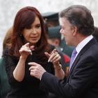 Cristina Fernández, presidenta de Argentina, habla con su colega colimbiano, Juan Manuel Santos, después de la ceremonia de bienvenida en el palacio presidencial de Bogotá, Colombia, el jueves 18 de julio de 2013. Fernandez está en Colombia ...
