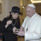 Cristina Fernández le obsequia un mate al papa Francisco el 18 de marzo del 2013. La cordialidad entre ambos descolocó a los partidarios de la presidenta argentina, que trataba al religioso como un enemigo político. Fernández, no obstante, p...
