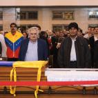 En esta foto difundida por la oficina de prensa de la presidencia venezolana, la presidente argentina Cristina Fernández, izquierda, el presidente interino venezolano Nicolás Maduro, 2do de la izquierda, el uruguayo José Mujica, 3ro de la izq...