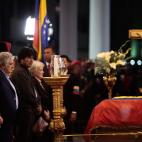 De izquierda a derecha, los presidentes de Argentina Cristina Fernández; José Mujica de Uruguay; Evo Morales de Bolivia y la esposa del mandatario uruguayo y senadora Lucía Topolansky montan guardia de honor ante el féretro del presidente ve...