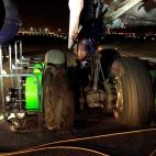 Estado de la rueda dañada del tren de aterrizaje del avión Boeing 767-300 de Air Canada tras haber aterrizado con éxito este lunes en el Aeropuerto Adolfo Suárez Madrid-Barajas.