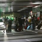 Pasajeros del vuelo Air Canadá salen de la Terminal 1 del Aeropuerto Madrid-Barajas.