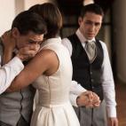 Pedro Infantes (Adrián Lastra) con Ana Ribera (Paula Echevarría) y Alberto Márquez (Miguel Ángel Silvestre)