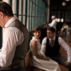 Pedro Infantes (Adrián Lastra) con Ana Ribera (Paula Echevarría) y Alberto Márquez (Miguel Ángel Silvestre)