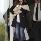 Sara Carbonero sale de la clínica con su hijo Martín.