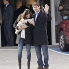 Sara Carbonero mira a su hijo Martín, que nació el 3 de enero por cesárea.