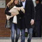 Sara Carbonero e Iker Casillas miran a su hijo Martín, a su salida de la clínica Ruber.