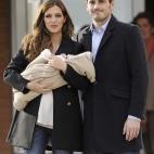 Iker Casillas y Sara Carbonero presentan a su hijo ante los medios.