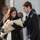 El jugador del Real Madrid y su novia, la periodista Sara Carbonero, a las puertas de la clínica Ruber.