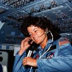 Sally Ride, la tercera mujer -primera estadounidense- en el espacio. Transbordador Challenger (1983).