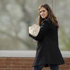 Sara Carbonero sale de la clínica con su hijo Martín.