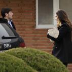 El portero del Real Madrid y la periodista deportiva se dirigen a su coche.