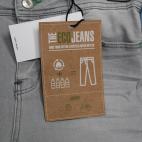 Pantal&oacute;n de Easy Wear elaborado con tela vaquera reciclada.