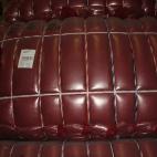 Fardos de tejidos reciclados y clasificados en los almacenes de Hilatura Ferre.