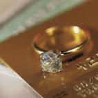 El 20 de septiembre de 2002 dos hombres armados se apoderaron de tres millons de euros en joyas tras asaltar la joyería La Crosiette en Cannes.