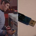 Dentro de la nave, se utilizaban discos cuadrados y planos de 7 centímetros que se insertaban en los ordenadores para ver lo que contenían. El paralelismo con los disquetes que se popularizarían 20 años después es claro, pero también el qu...