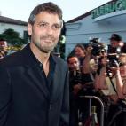 Clooney en su llegada a la premiere de su película La tormenta perfecta en Los Ángeles en junio de 2000.