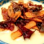 Con patatas, ajo, zanahoria, cecina, caldo de pollo, aceite y sal. Mira la receta completa en Cookpad.