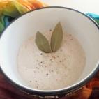 Se prepara con queso azul, queso de untar, nata líquida y atún. Puedes ver aquí la receta completa.