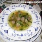 Se sirve con albóndigas. Puedes ver la receta completa en Cookpad.